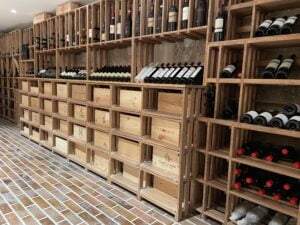 Weinkellereinrichtung mit Weinregalen aus Holz